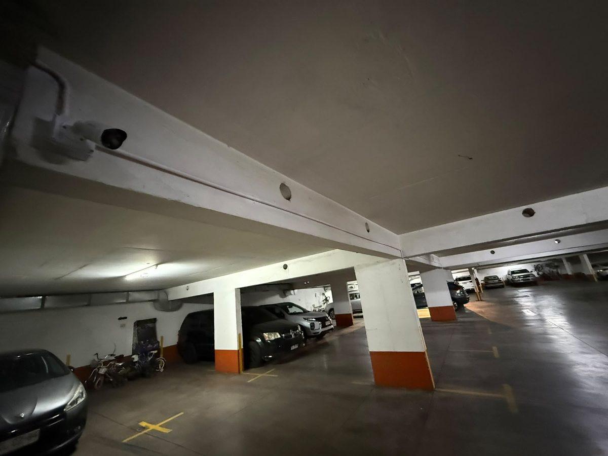 Cámara en estacionamiento subterráneo de edificio