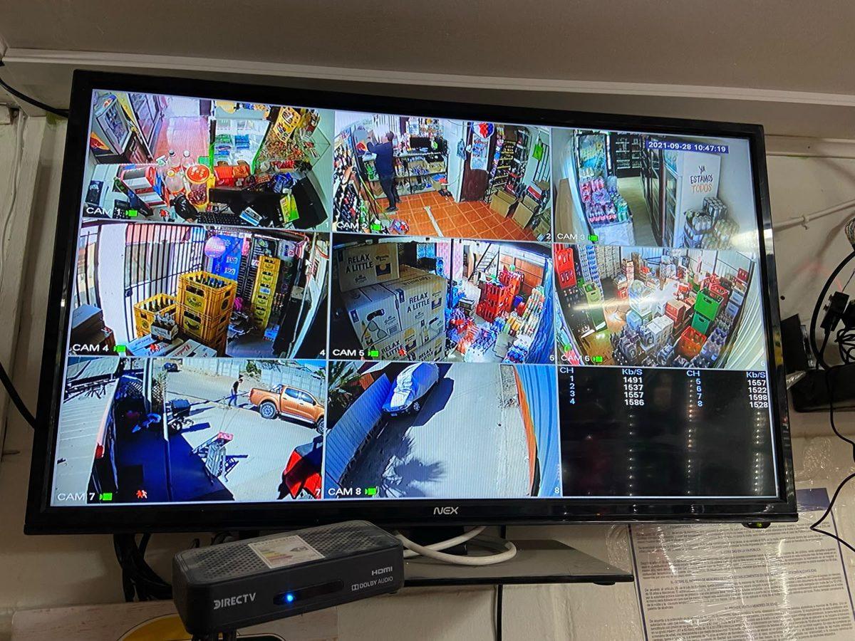 Monitor de cámaras en un local comercial