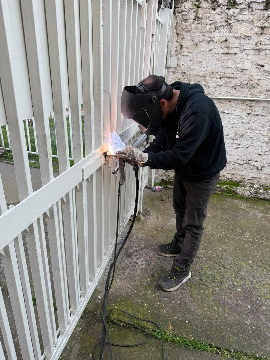 Técnico trabajando en un portón
