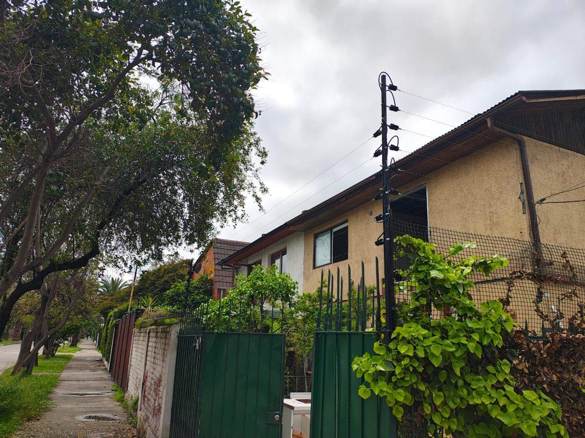 Cerco eléctrico instalado por nuestro equipo sobre reja y muro