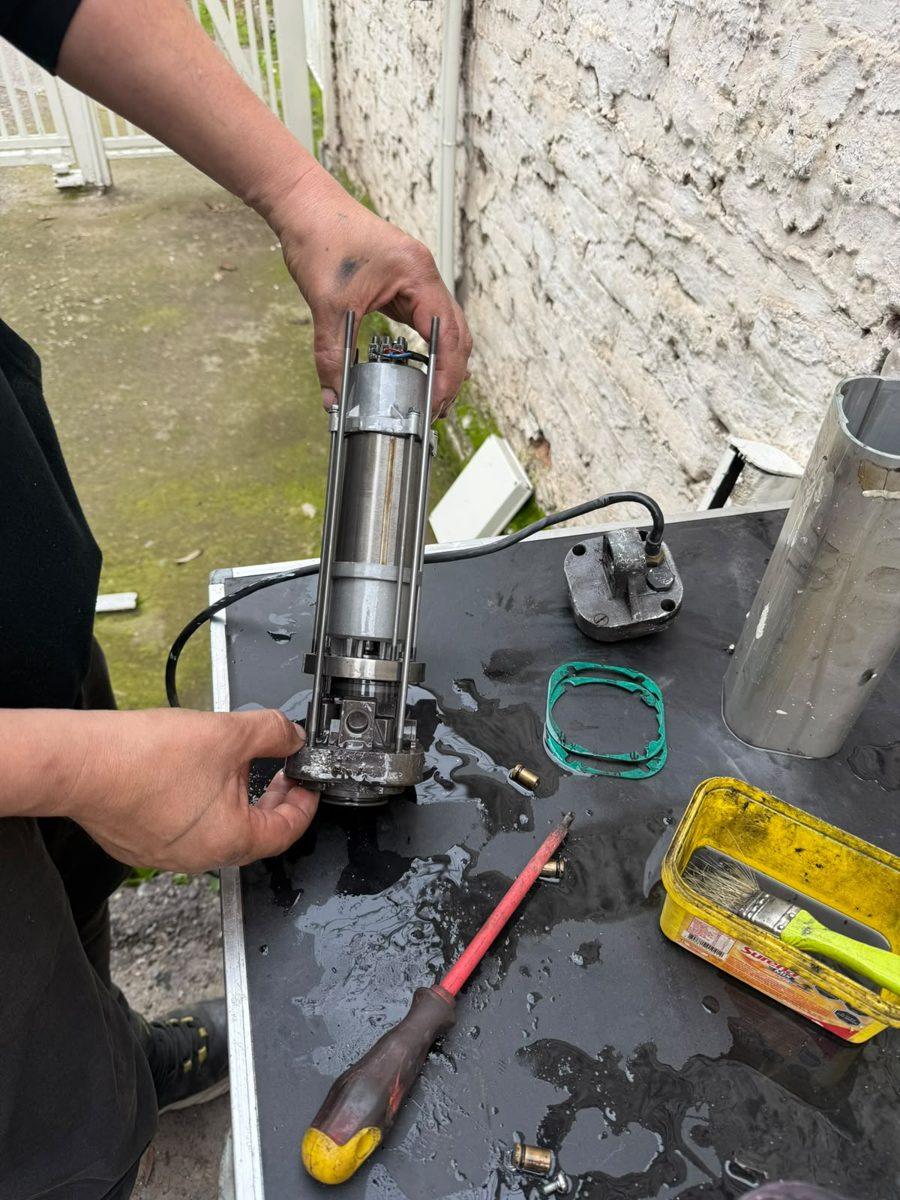 Técnico reparando un motor de portón