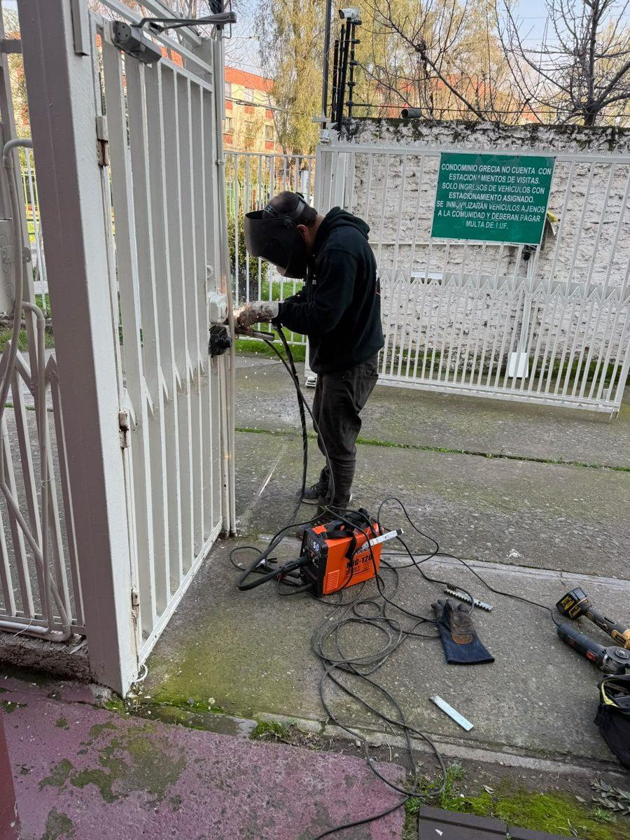 Técnico de nuestra red trabajando en un portón