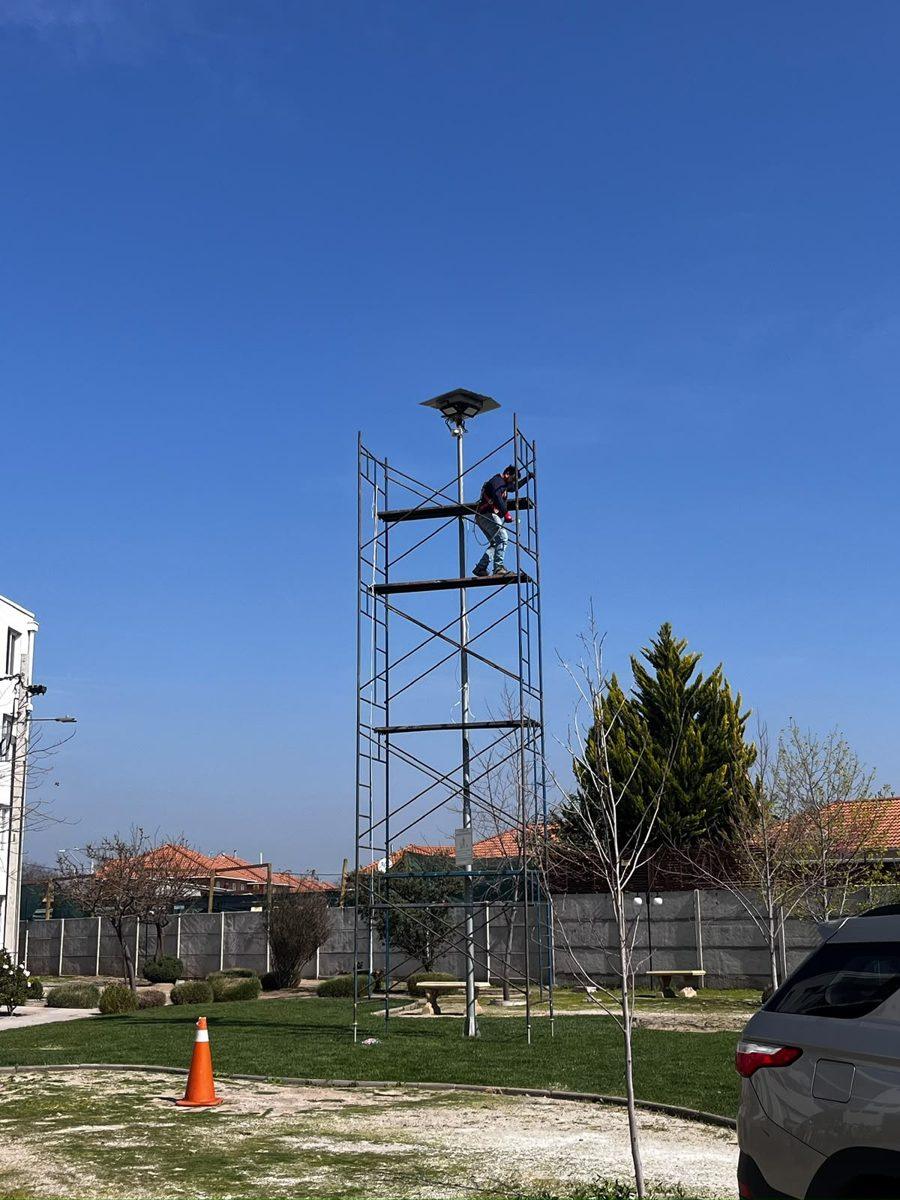 Torre de vigilancia con cámara en terreno abierto