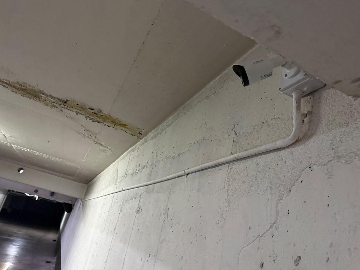 Cámara con cableado canalizado y ordenado
